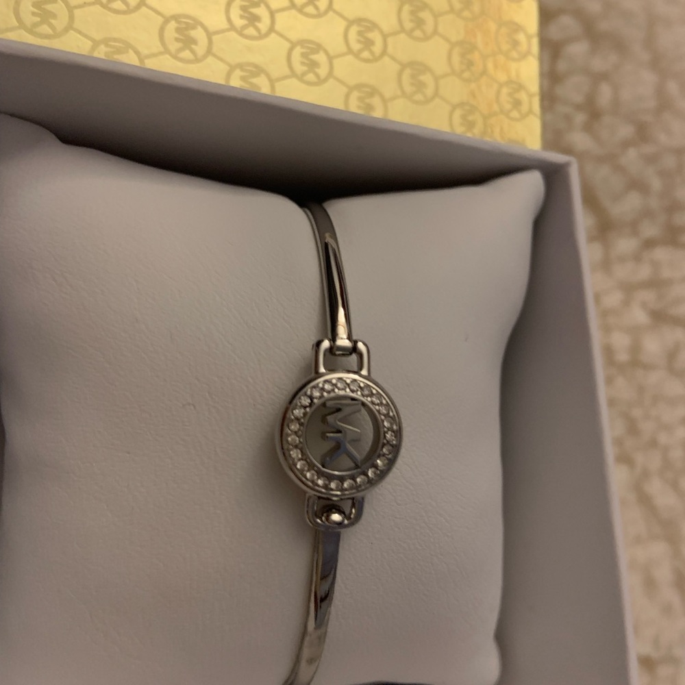 Michael kors bangle silver. Stunning